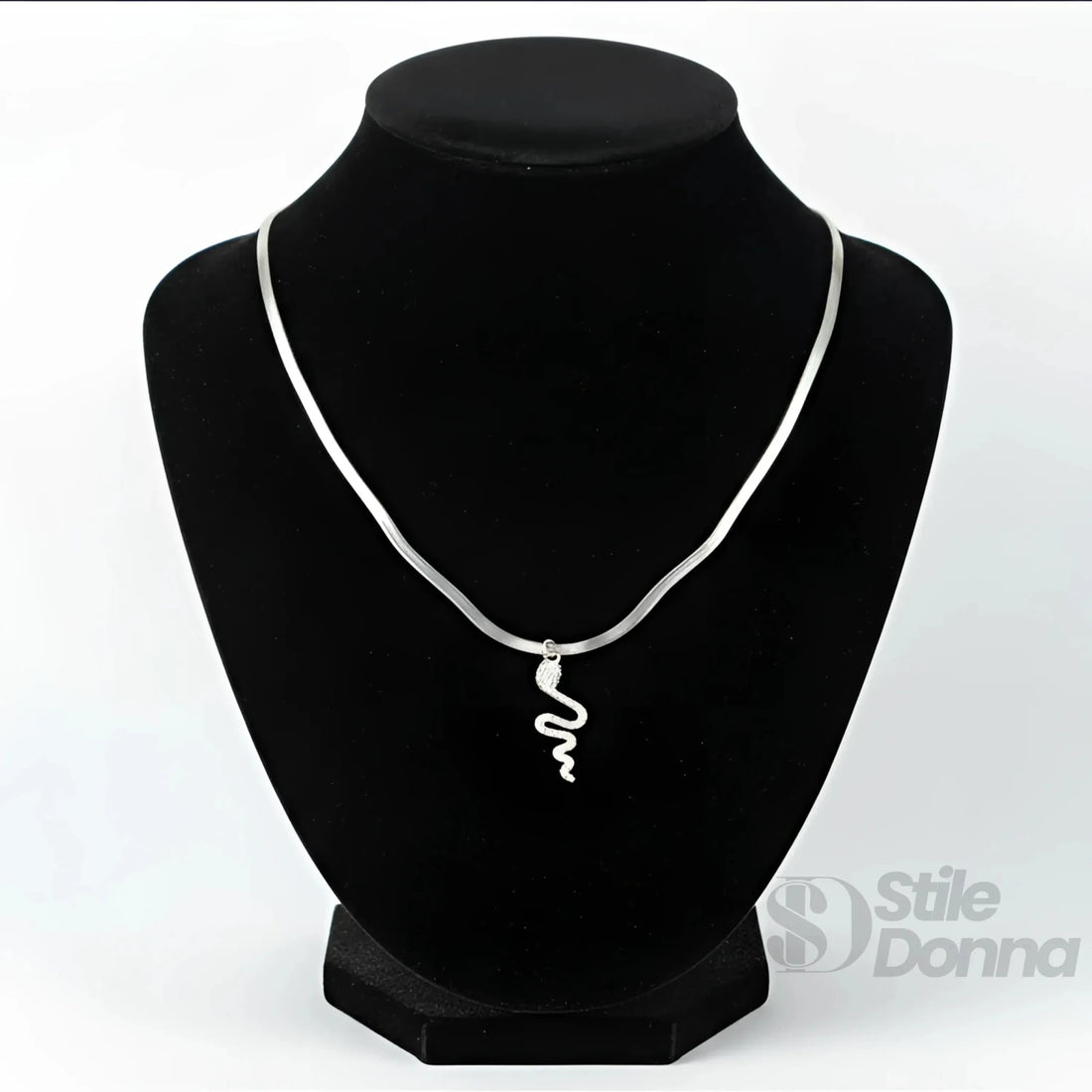 Collana Minimalista con Ciondolo Serpente in Cristallo Argento