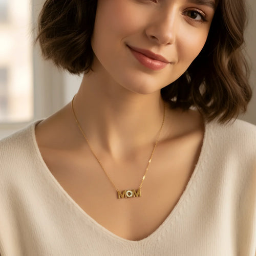 Stile Donna collana pendente MOM in metallo dorato con pietra – vista frontale