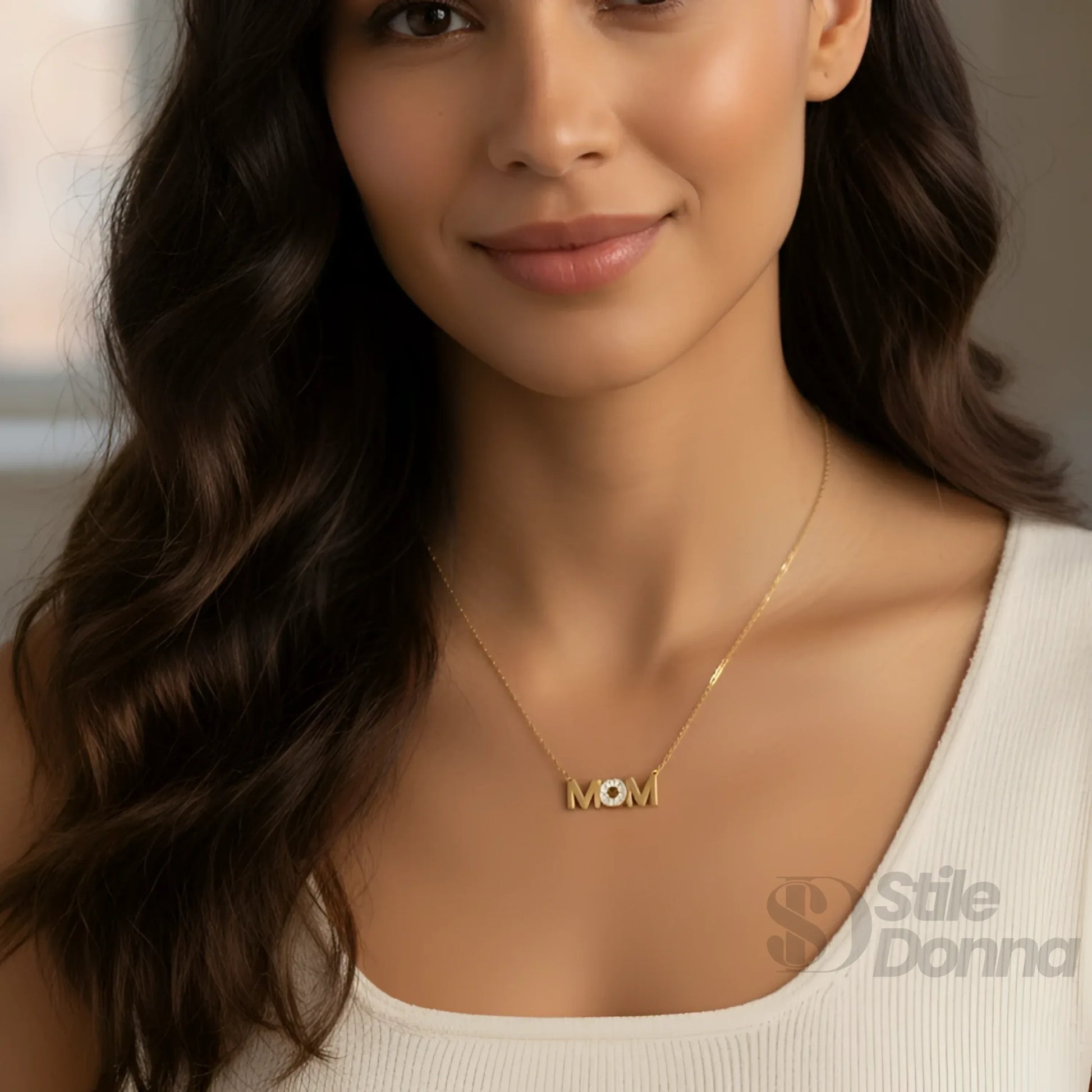 Stile Donna collana pendente MOM metallo dorato – vista posteriore