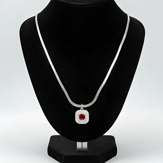 Stile Donna collana a catena serpente argento con pendente rosso rubino – vista frontale