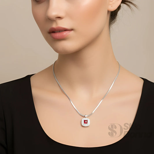 Stile Donna collana a catena serpente argento con pendente rubino – vista laterale