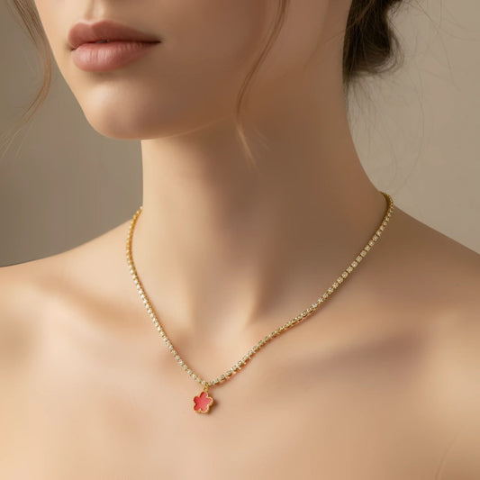 Stile Donna collana tennis in cristallo oro con ciondolo quadrifoglio rosso – vista frontale