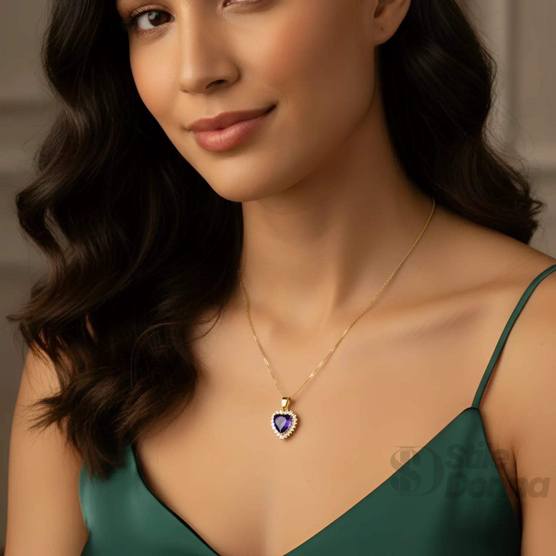 Stile Donna collana aureola cuore viola metallo dorato – vista laterale