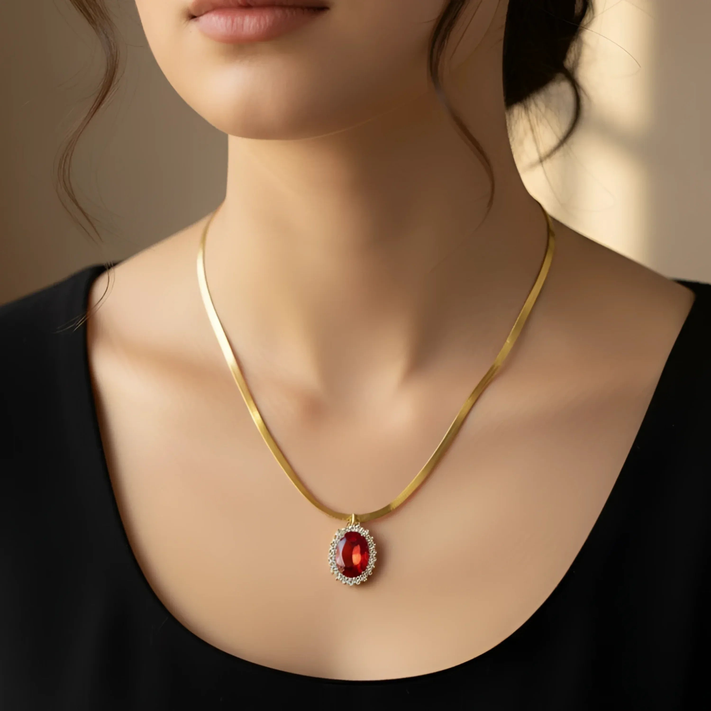 Stile Donna collana rubino regale con ciondolo ovale rosso halo oro – vista frontale