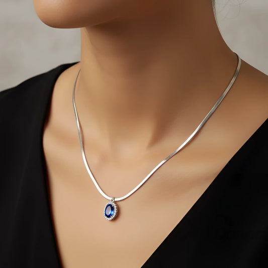 Stile Donna collana rubino regale ciondolo ovale rosso halo oro – dettaglio