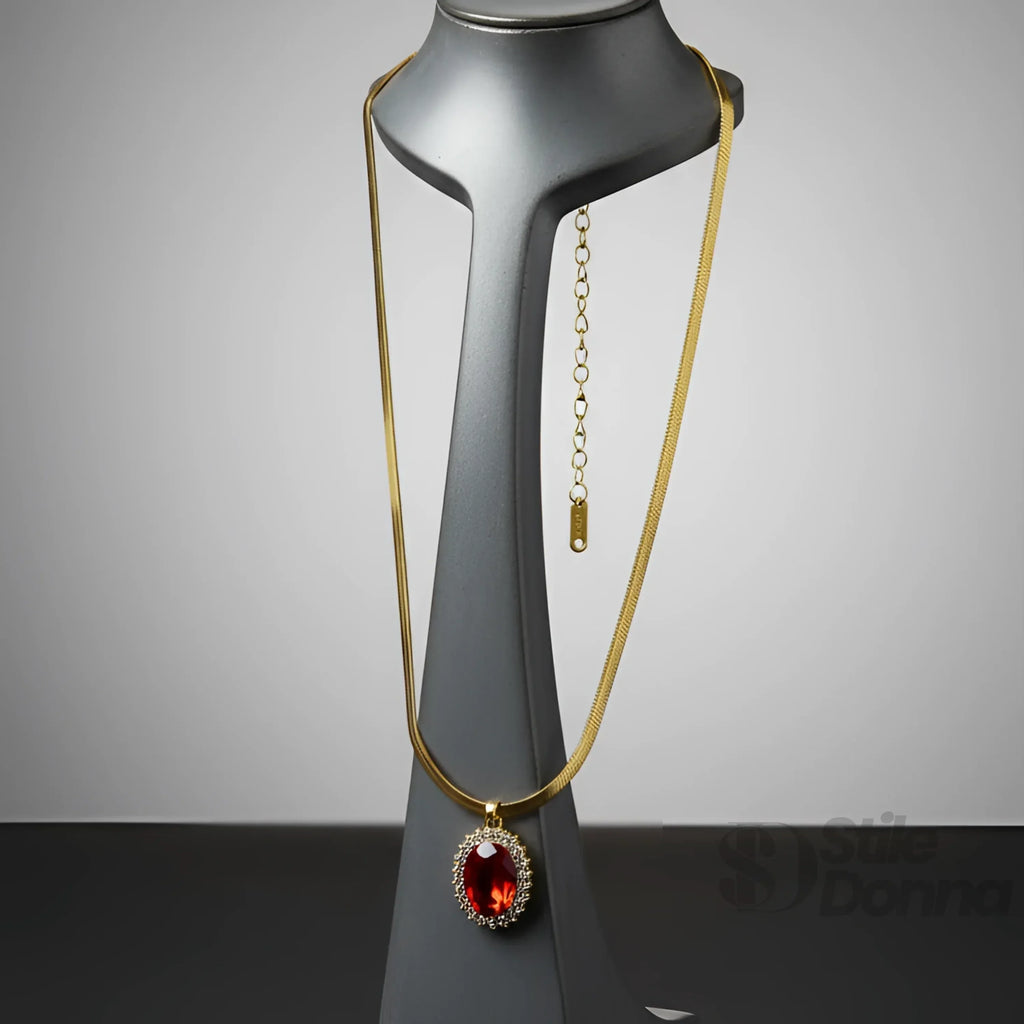 Stile Donna collana rubino regale ciondolo ovale rosso – indossata