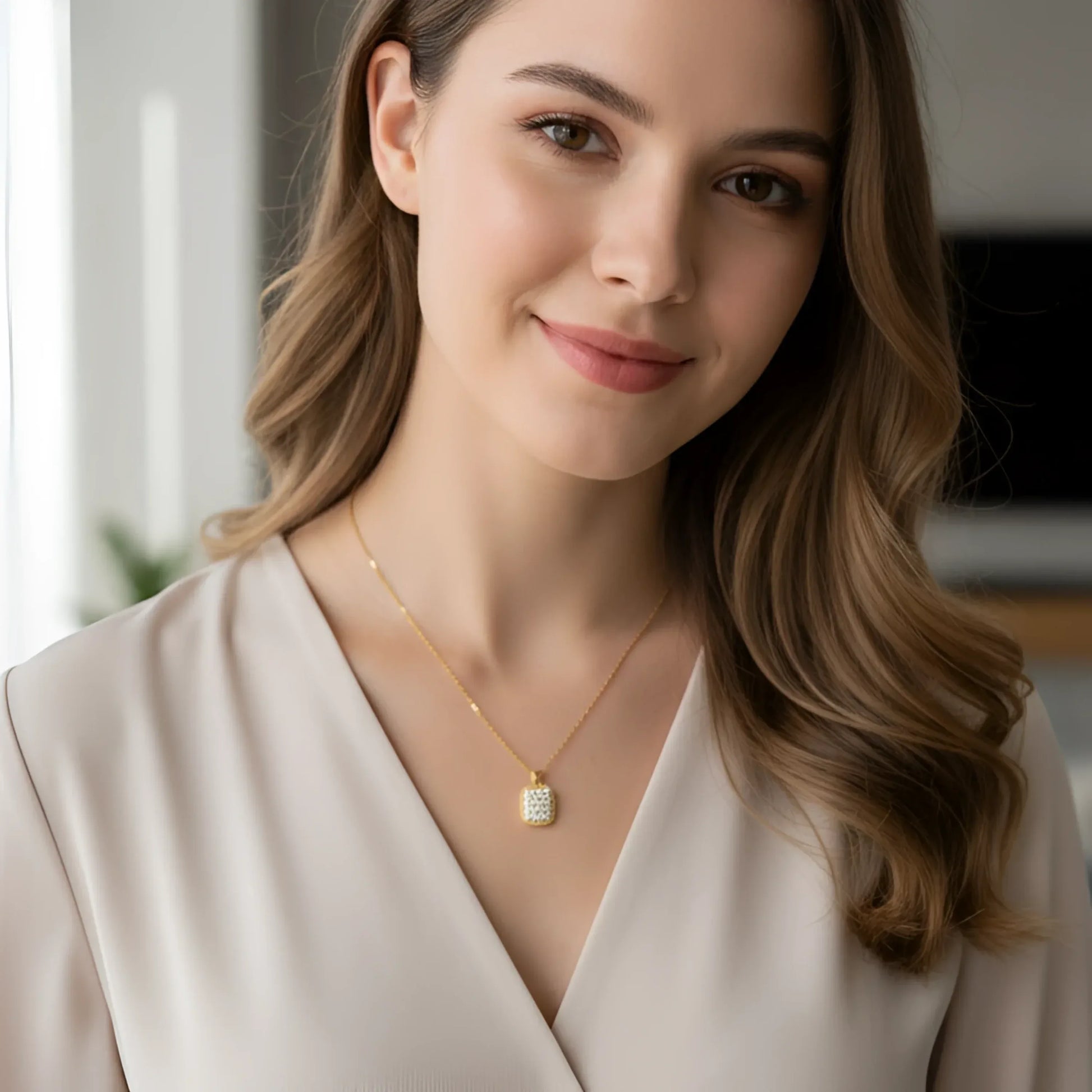 Stile Donna collana con pendente rettangolare pavé oro giallo con catena regolabile – vista frontale