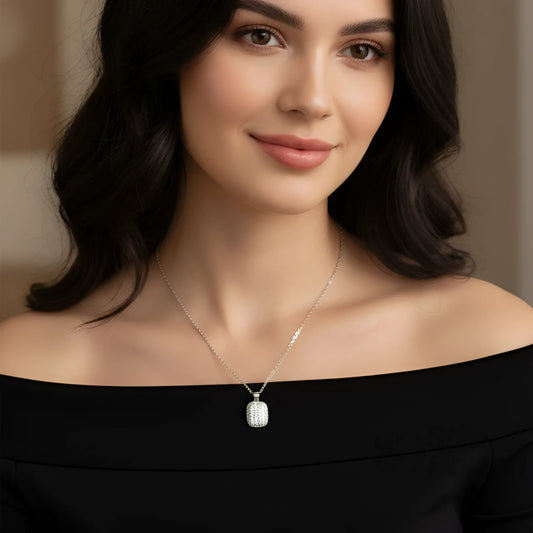 Stile Donna collana pendente rettangolare pavé oro con catena regolabile – vista laterale