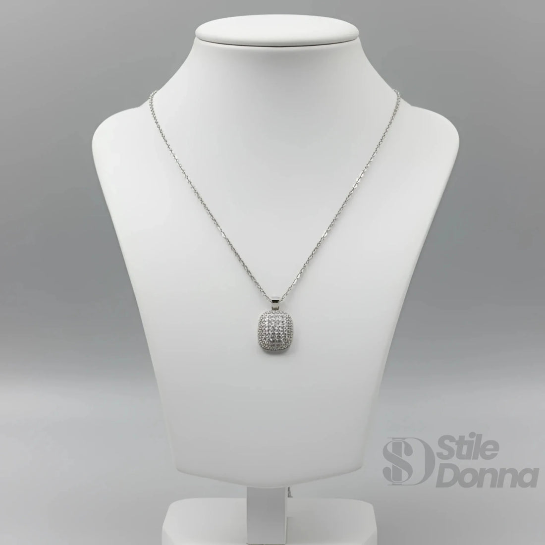 Collana con Pendente Rettangolare Pavé in Oro con Catena Regolabile