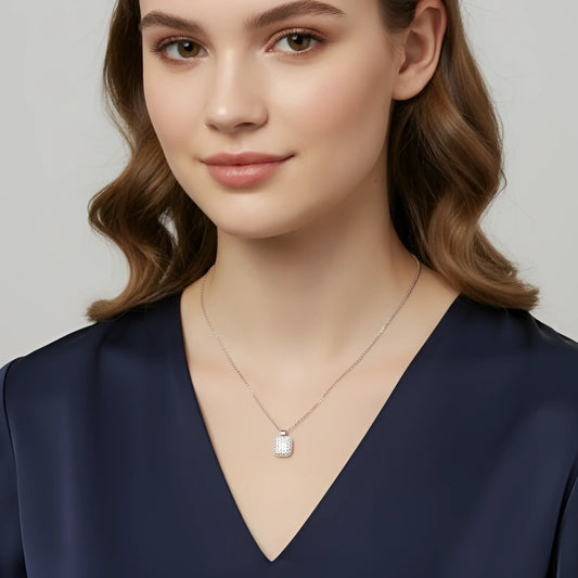 Stile Donna collana pendente rettangolare pavé oro – vista posteriore