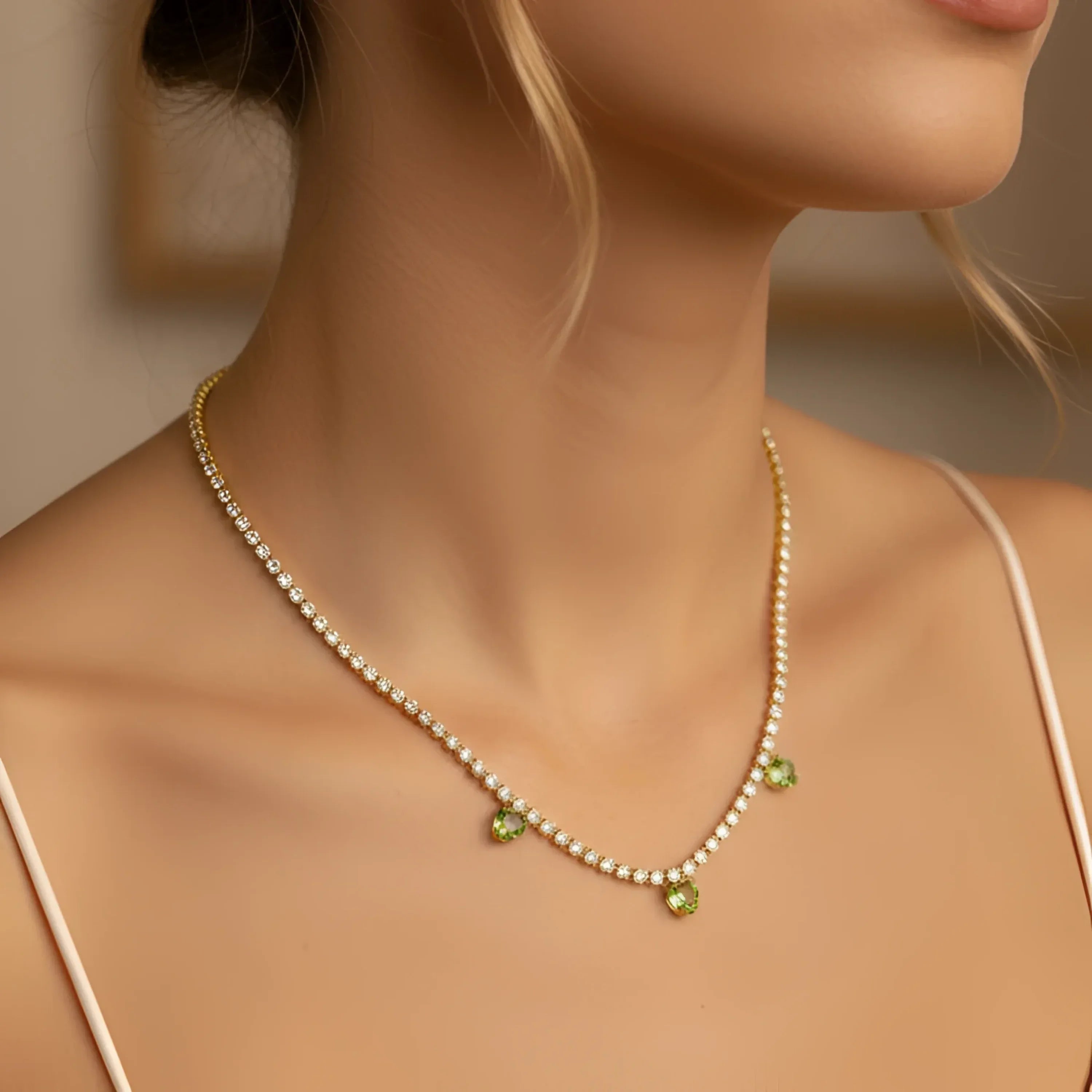 Stile Donna collana in cristallo dorato con ciondoli a cuore rosso delicata – vista frontale
