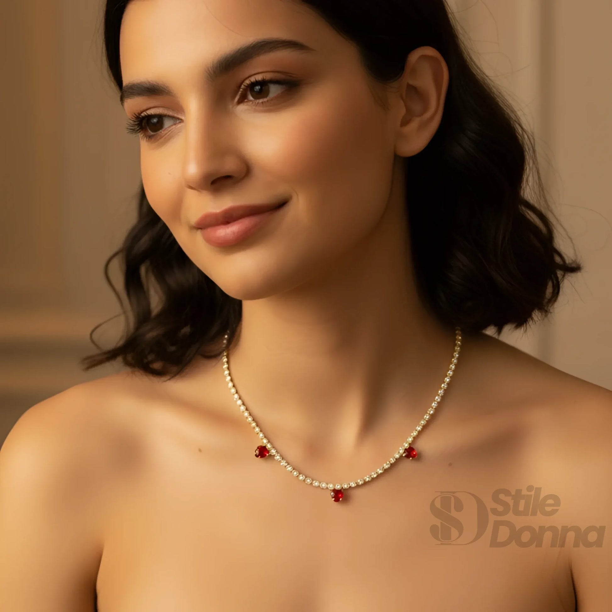 Stile Donna collana cristallo dorato con ciondoli cuore rosso delicata – dettaglio