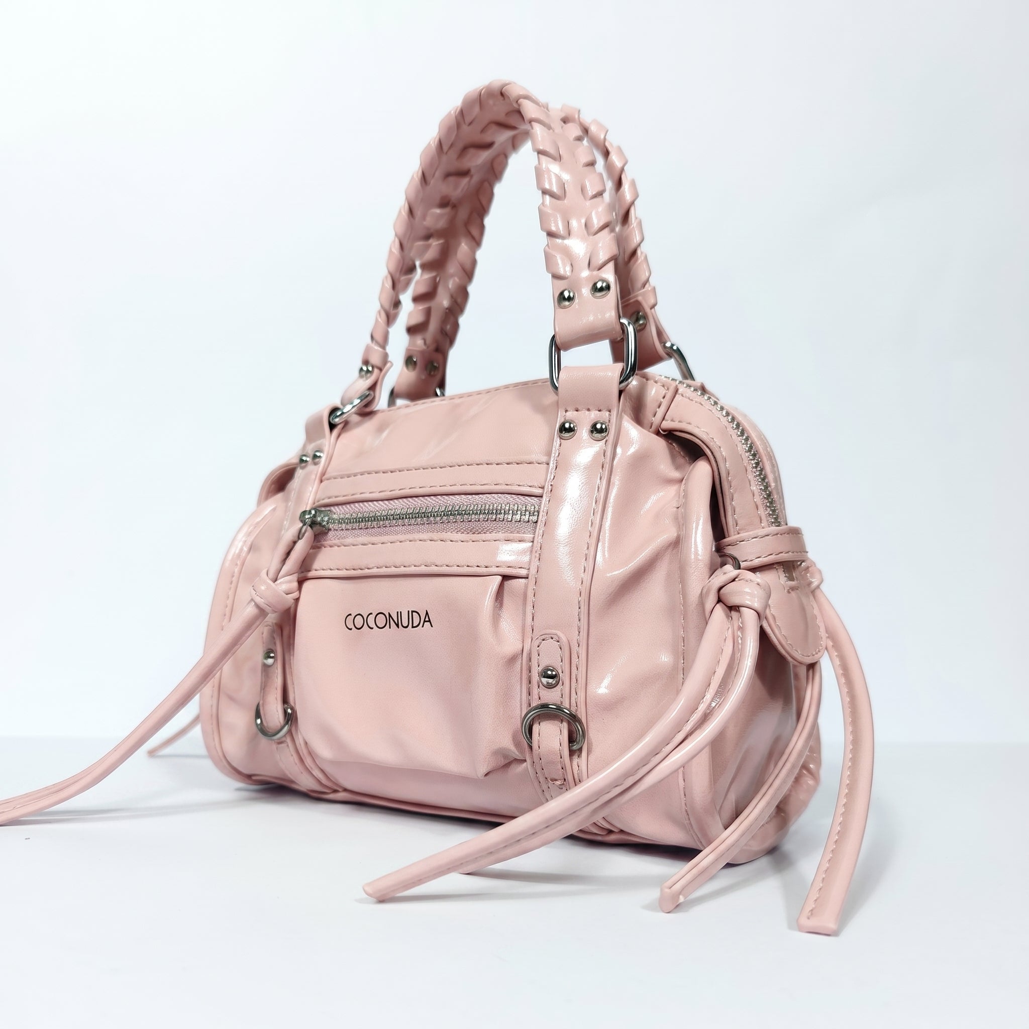 Mini bauletto Coconuda rosa con frange laterali ecopelle e borchie argento - dettaglio