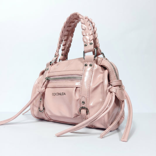 Mini bauletto Coconuda rosa con frange laterali ecopelle e borchie argento - dettaglio