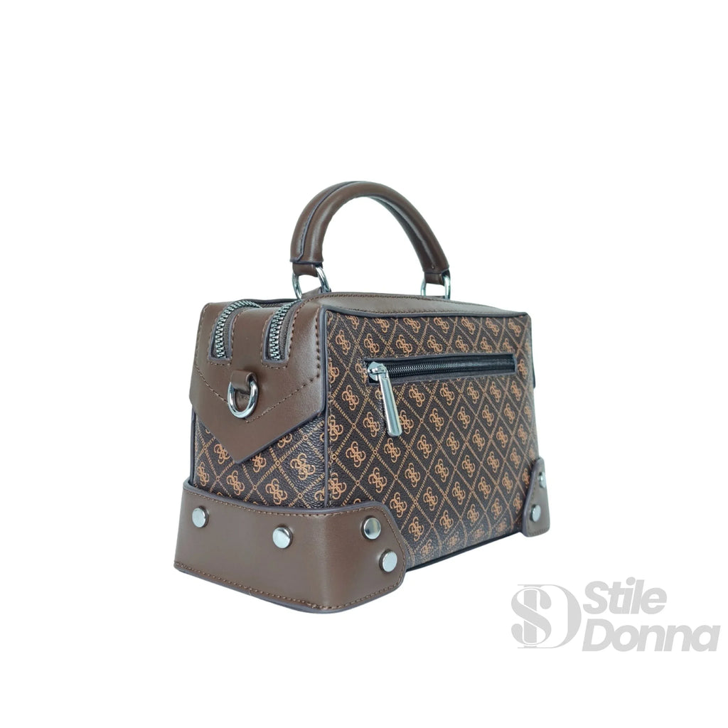 Stile Donna mini doctor bag ecopelle marrone con monogramma donna – borsa indossata