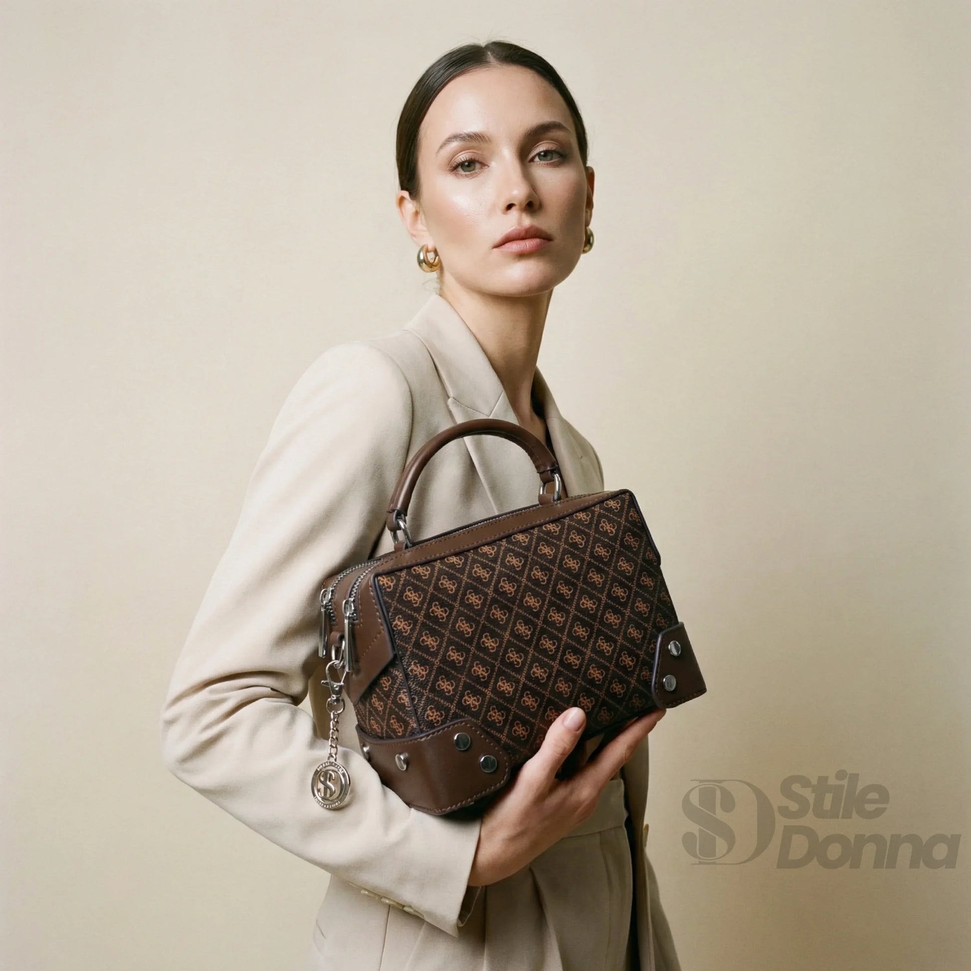 Stile Donna mini doctor bag ecopelle marrone con monogramma – dettaglio manico
