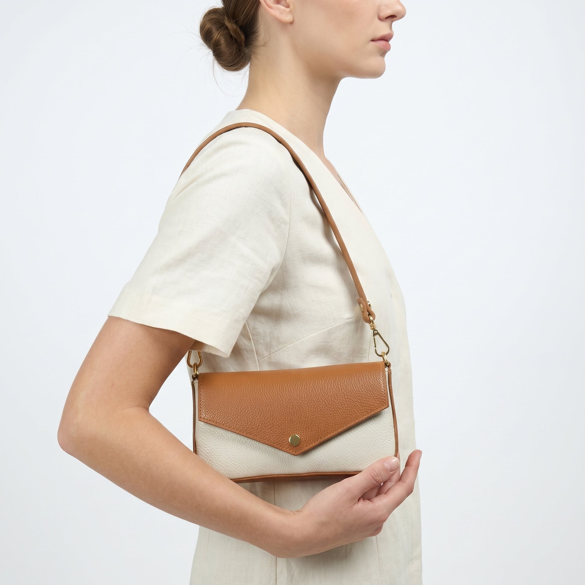 Monica borsa a secchiello vera pelle bianca donna – borsa indossata