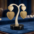 Stile Donna orecchini pendenti doppio cuore in oro lucido design romantico – vista frontale
