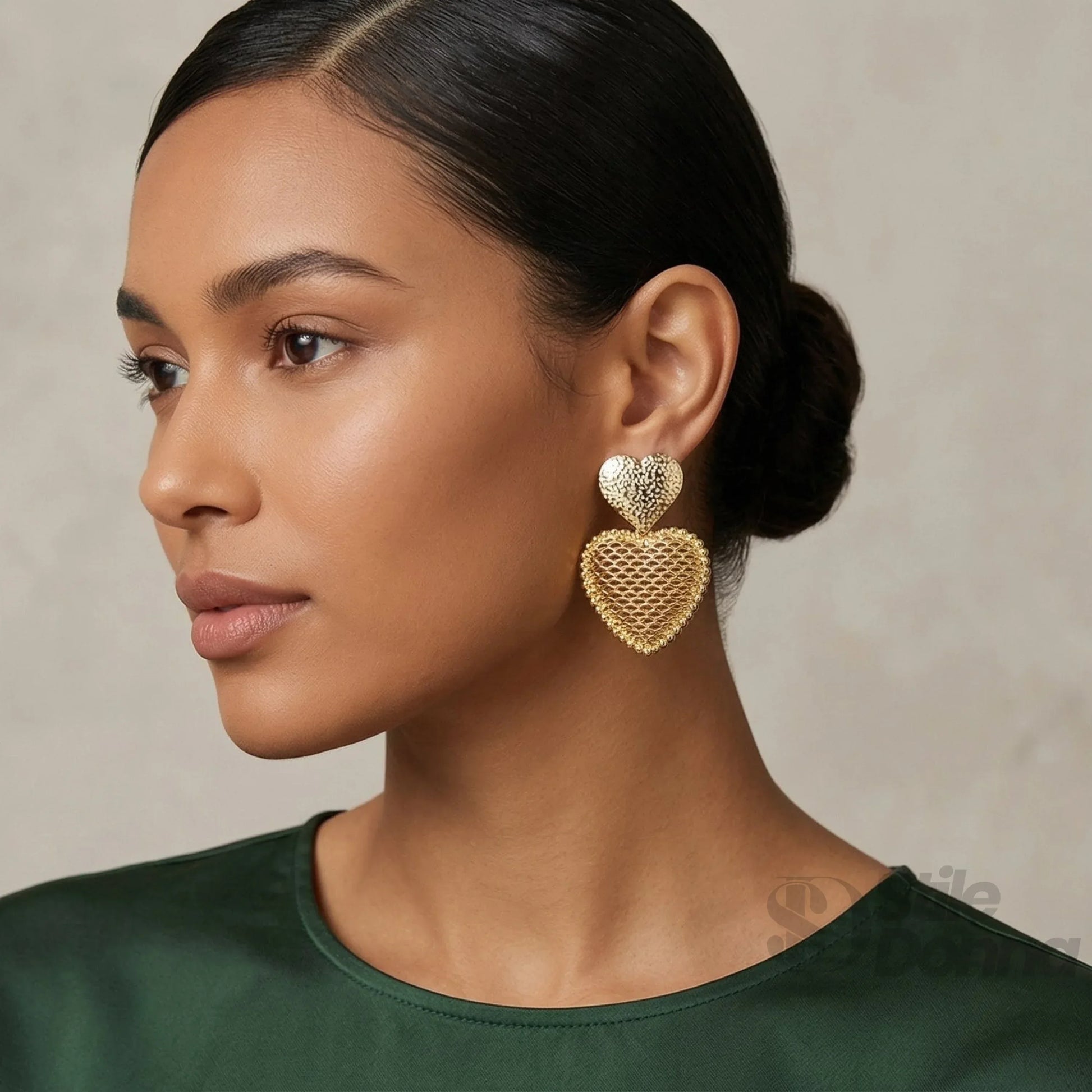 Stile Donna orecchini pendenti doppio cuore oro lucido goccia – vista laterale