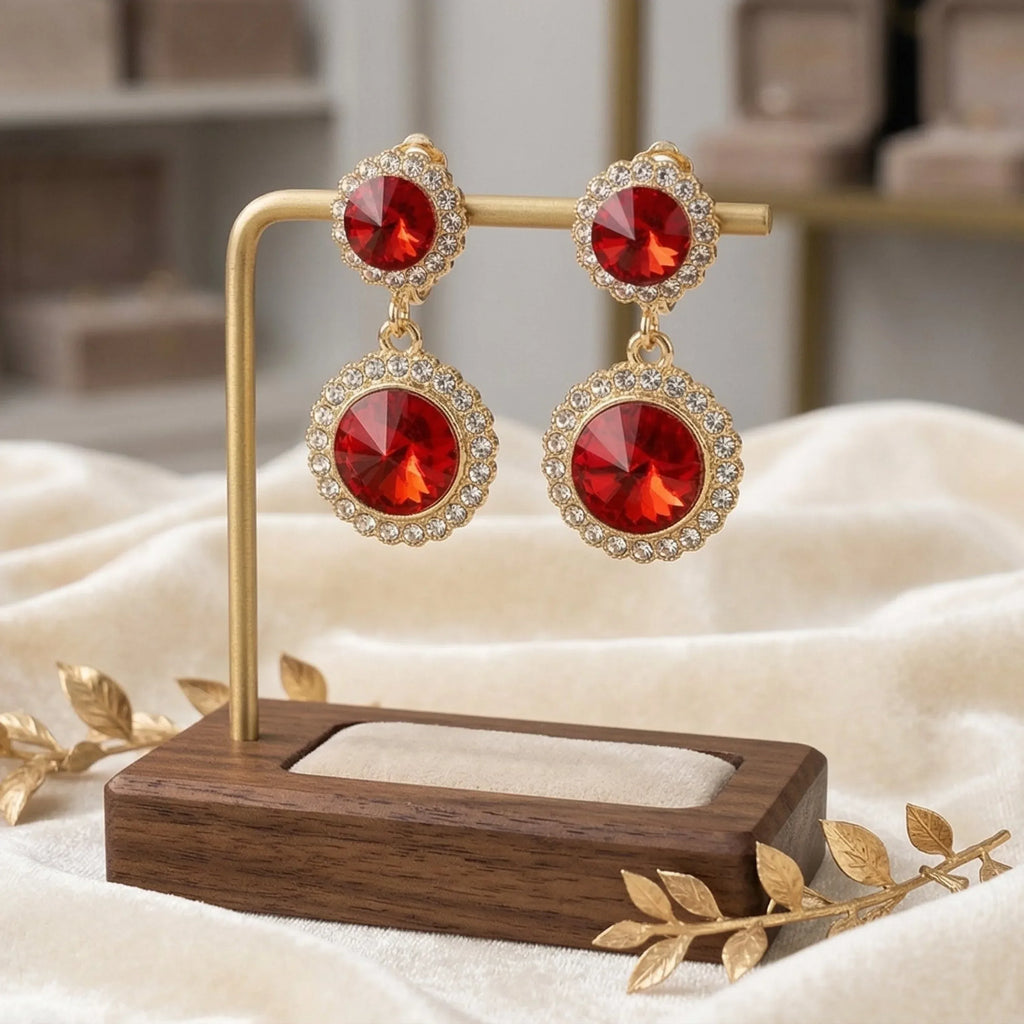Stile Donna orecchini pendenti a goccia rotonda oro con cristalli incastonati – vista frontale