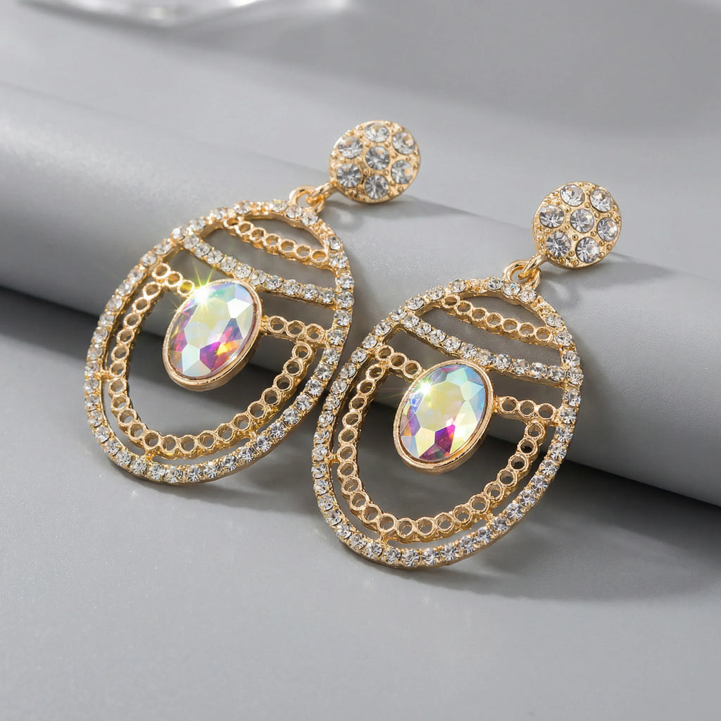Stile Donna orecchini pendenti in oro con strass iridescenti multicolor chandelier – vista frontale