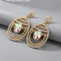 Stile Donna orecchini pendenti in oro con strass iridescenti multicolor chandelier – vista frontale