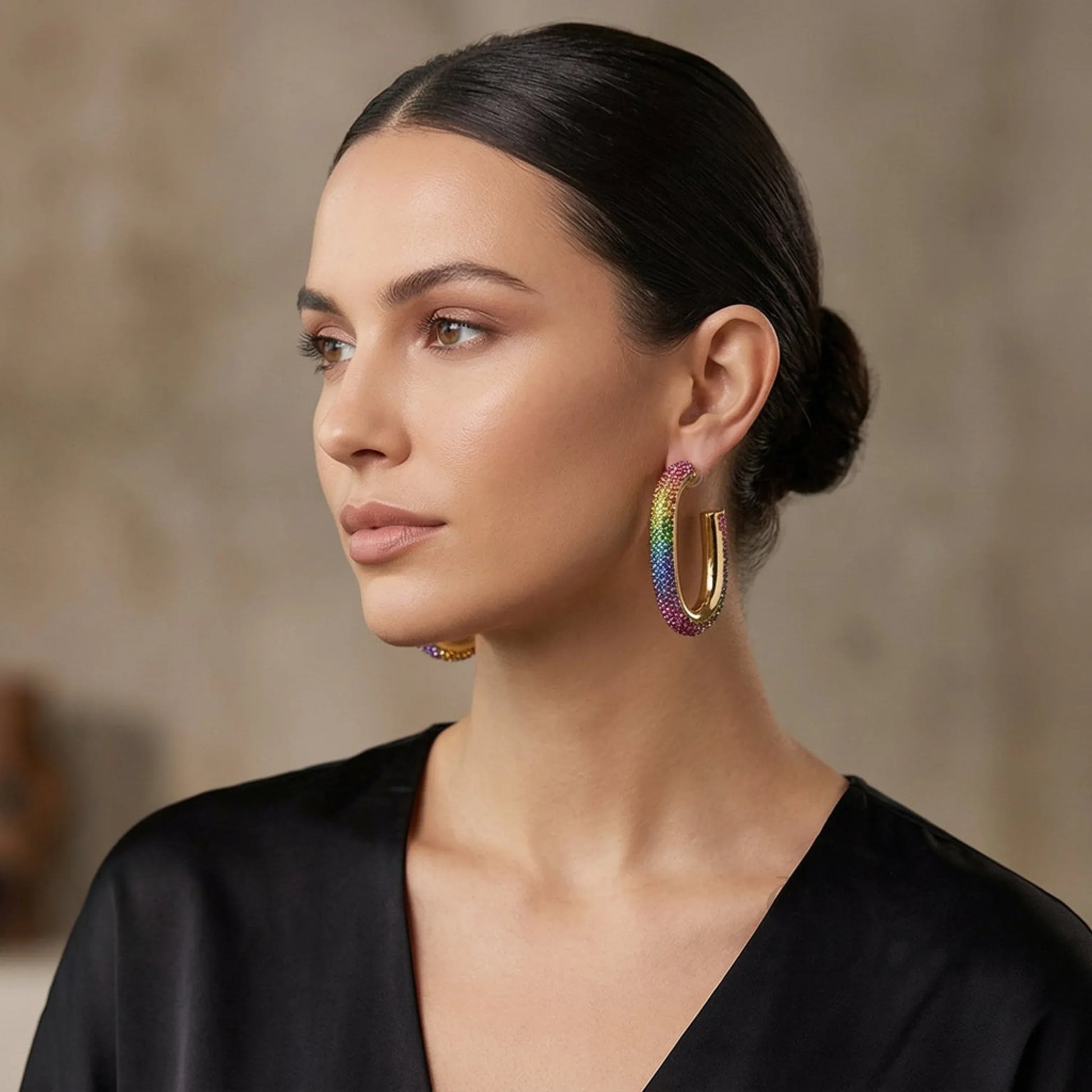 Stile Donna orecchini U-Hoop cerchio oro rainbow crystal – vista laterale