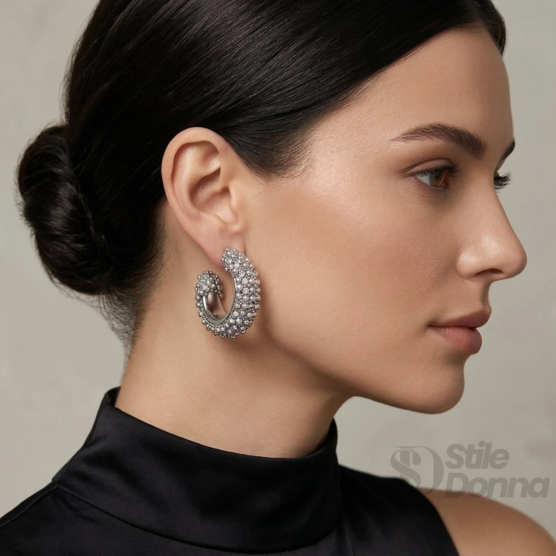 Stile Donna orecchini a cerchio argentato con cristalli everyday – vista laterale