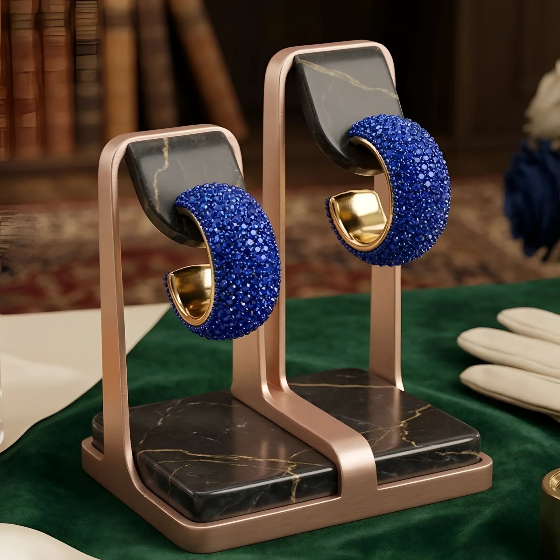 Stile Donna orecchini a cerchio spesso con pavé blu e finitura dorata – vista frontale