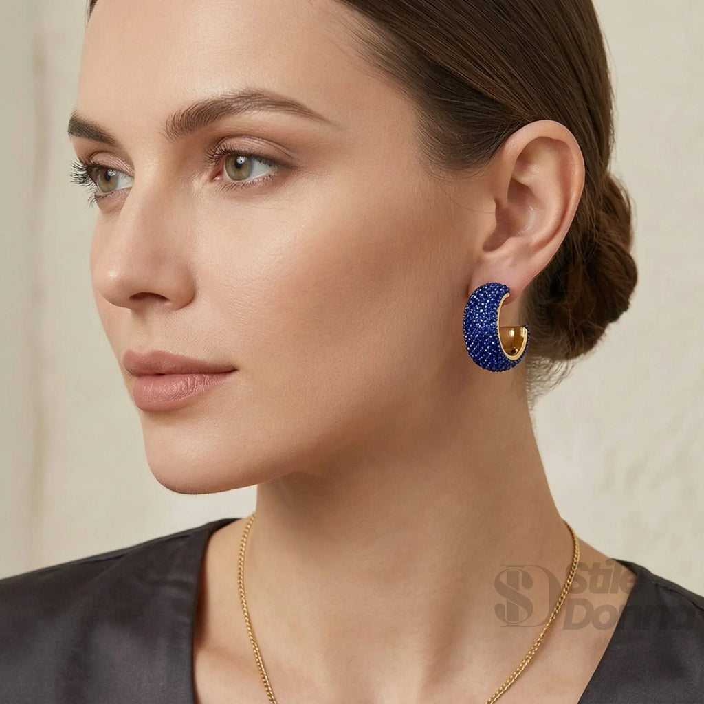 Stile Donna orecchini a cerchio spesso pavé blu dorato – vista laterale