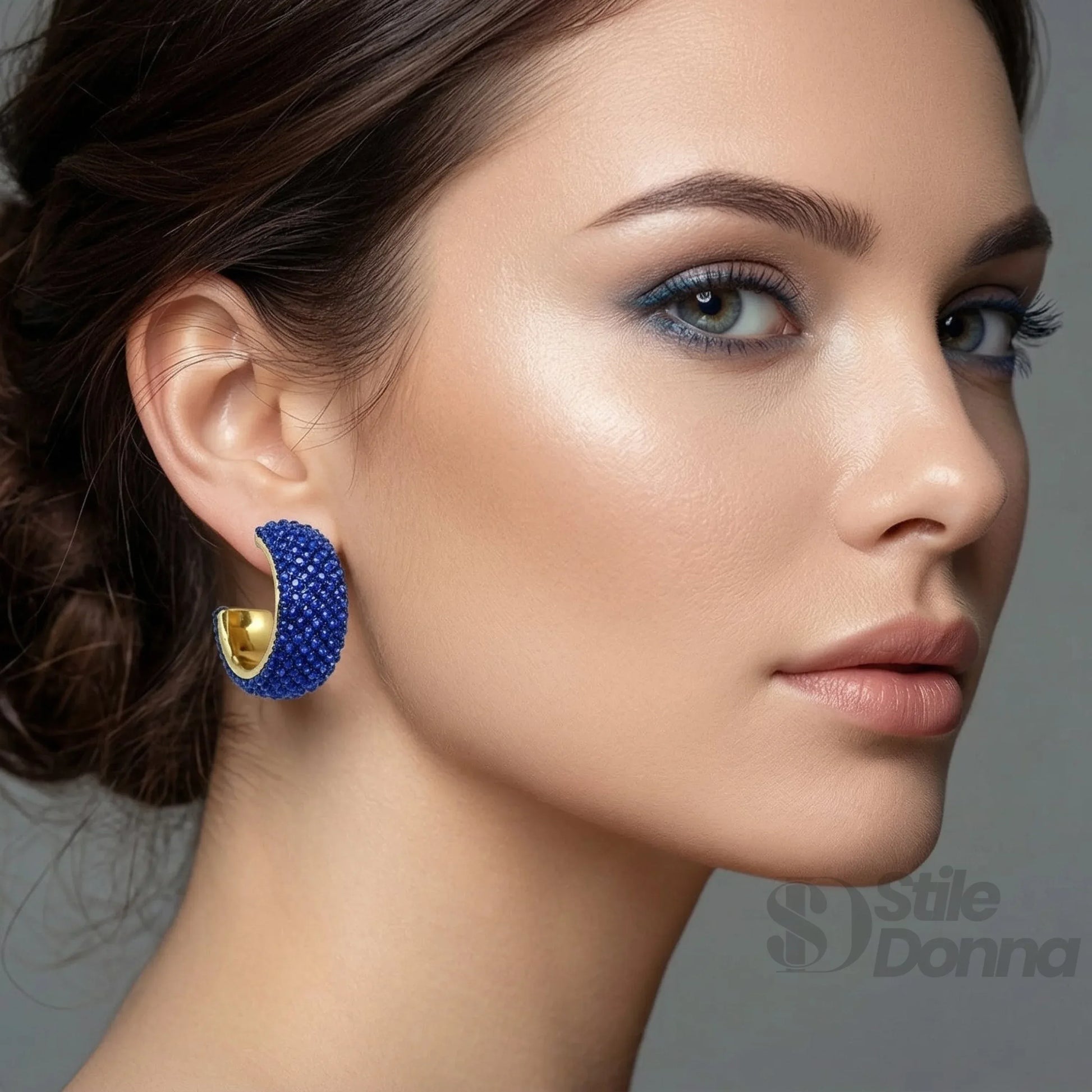 Stile Donna orecchini a cerchio spesso pavé blu dorato design moderno – dettaglio