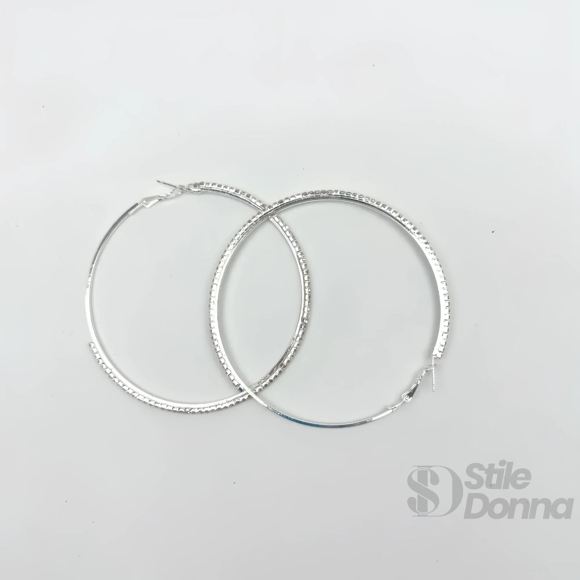 Stile Donna orecchini a cerchio testurizzati di lusso argento – indossati