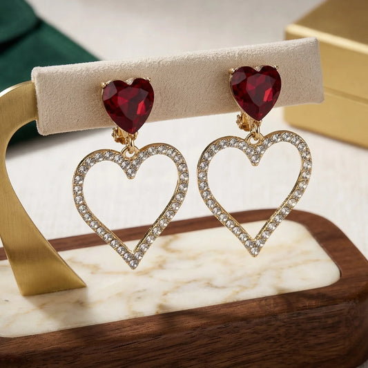 Stile Donna orecchini a perno cuore cristallo rosso dorato – vista laterale
