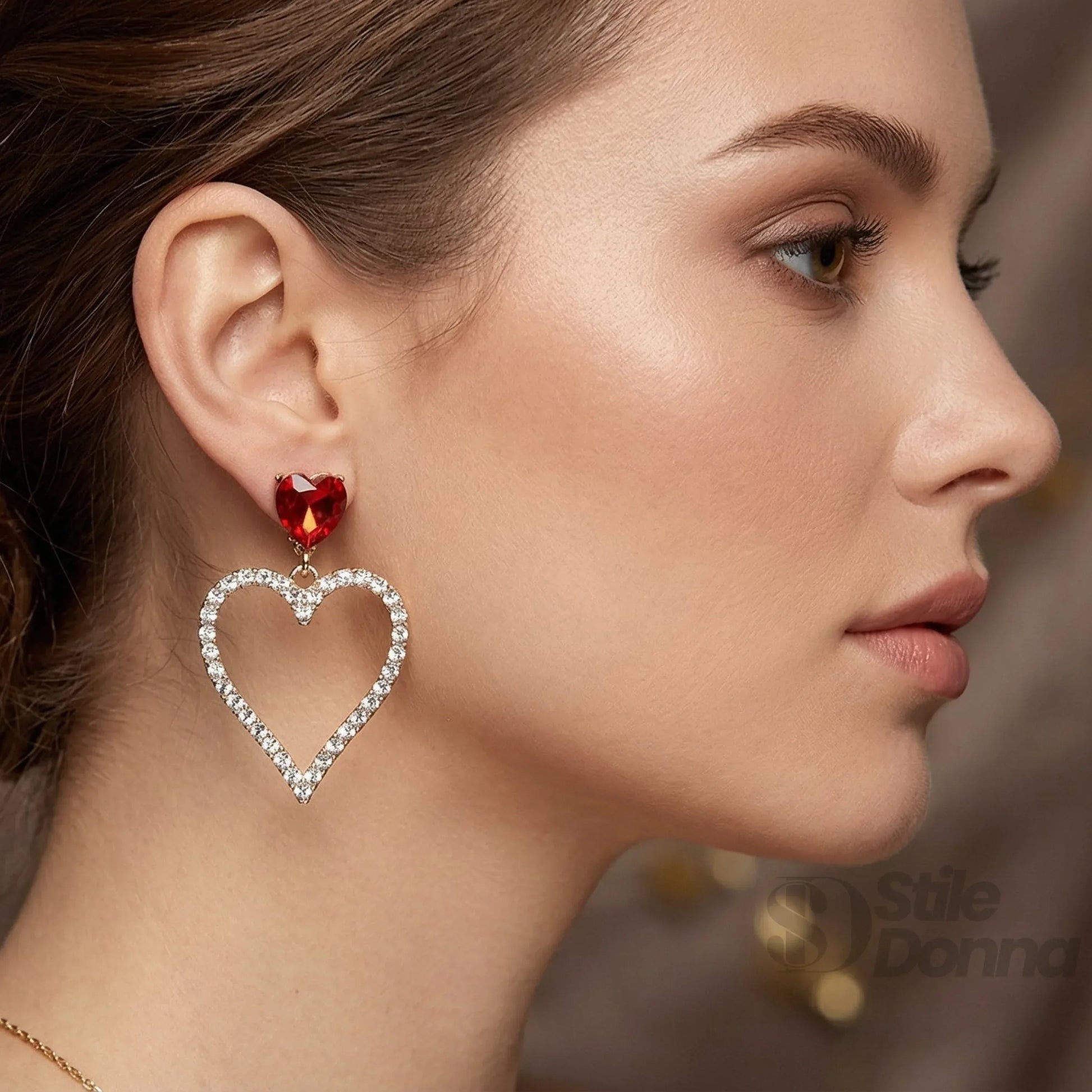 Stile Donna orecchini a perno cuore cristallo rosso e oro – dettaglio