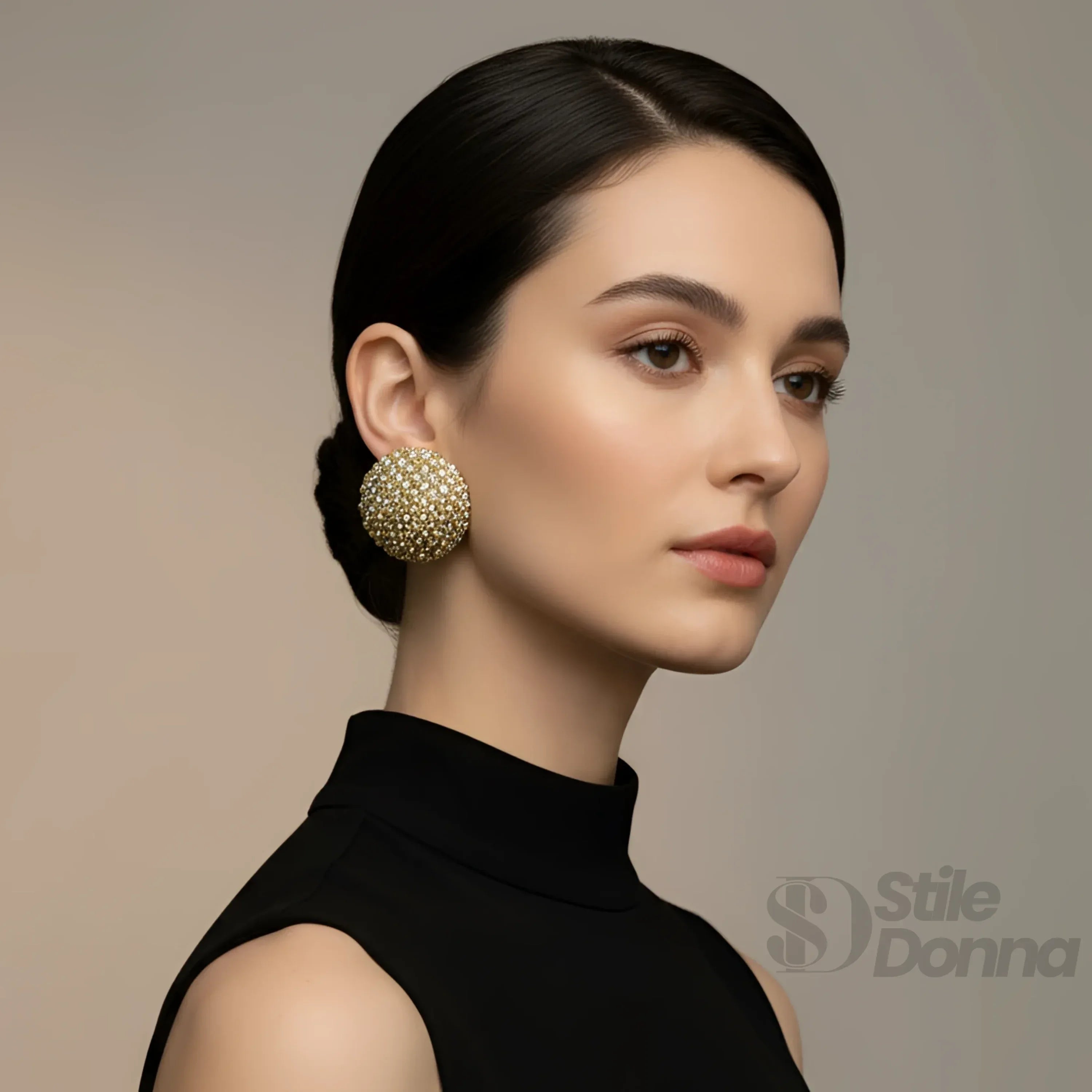 Stile Donna orecchini a lobo cupola dorata con cristalli bottoncino – vista laterale