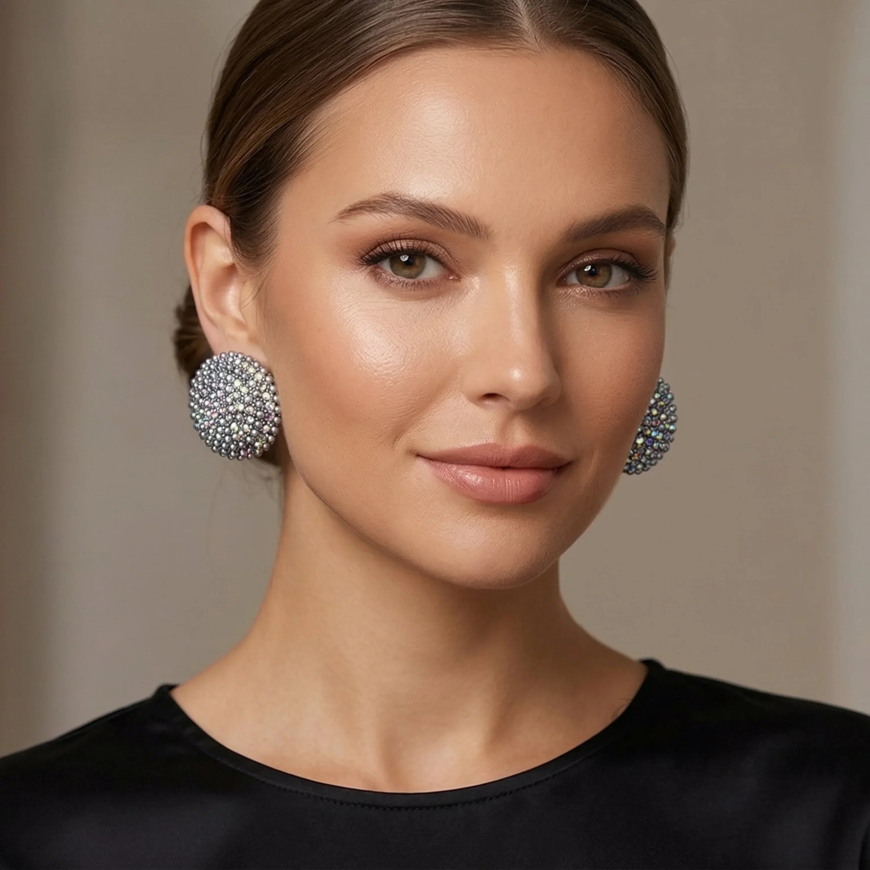 Stile Donna orecchini a perno cupola con strass argentati – vista laterale