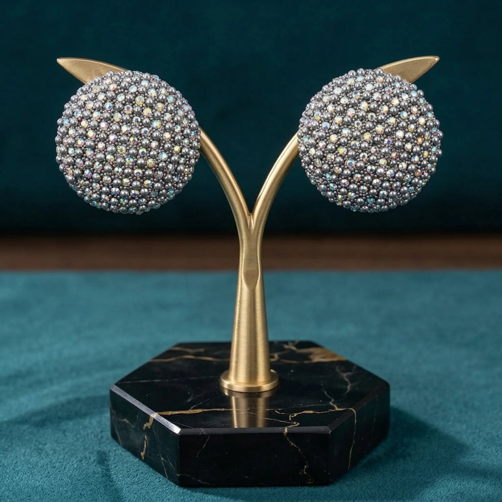 Stile Donna orecchini a perno cupola con strass argentati chiusura sicura – vista frontale