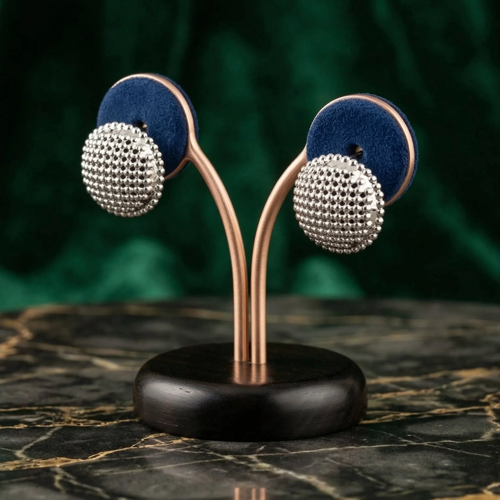 Stile Donna orecchini a perno tondi con texture argentata chiusura sicura – vista frontale