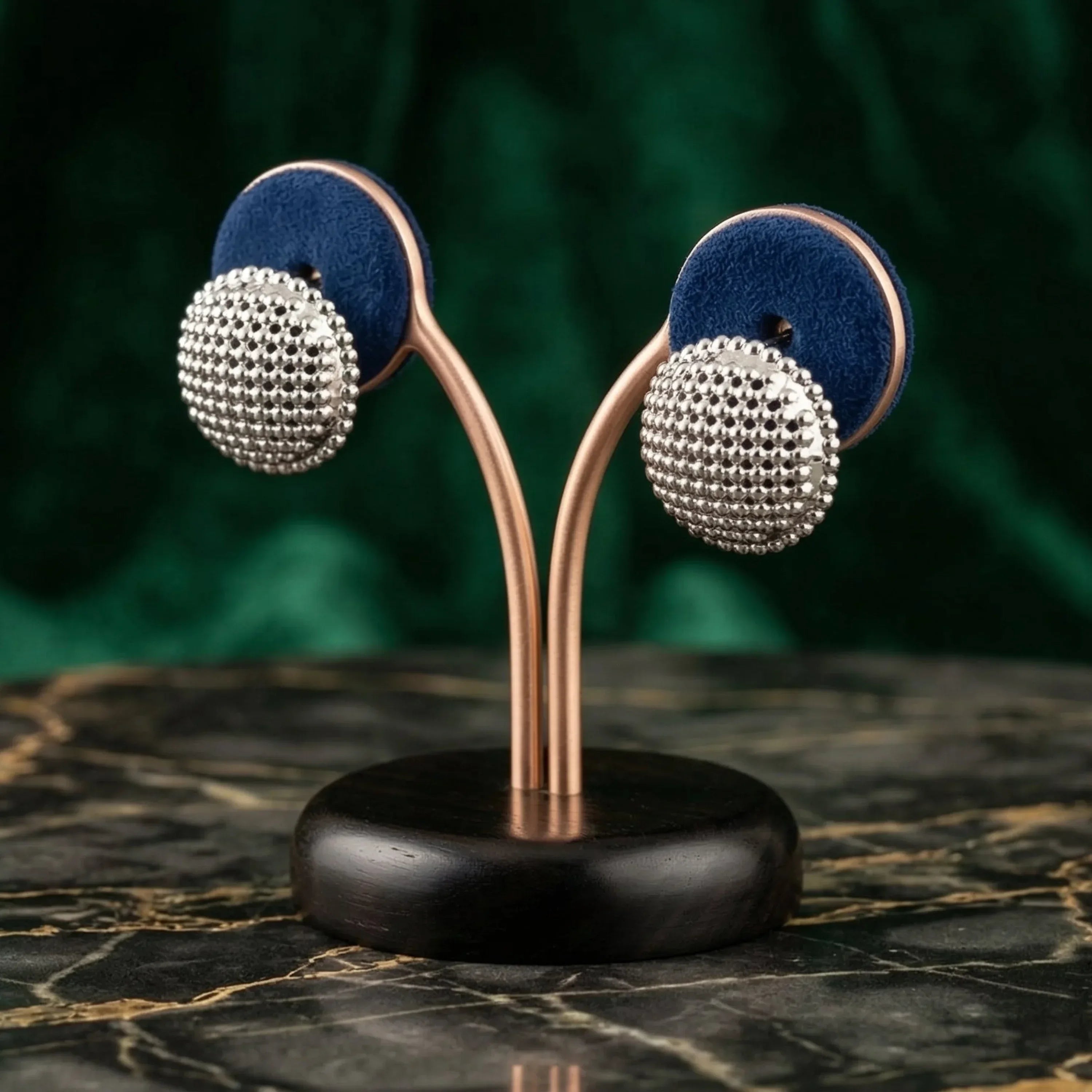 Stile Donna orecchini a perno tondi con texture argentata chiusura sicura – vista frontale