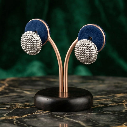 Stile Donna orecchini a perno tondi con texture argentata chiusura sicura – vista frontale