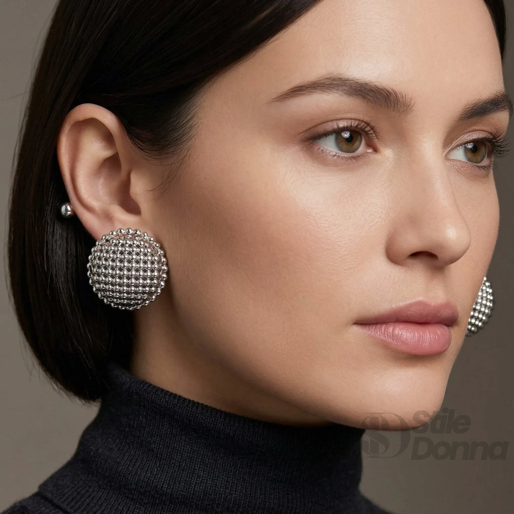 Stile Donna orecchini a perno tondi texture argentata pendenti cerchio – vista laterale