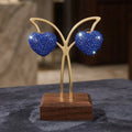 Stile Donna orecchini a perno cuore con strass blu design a bottone – vista frontale