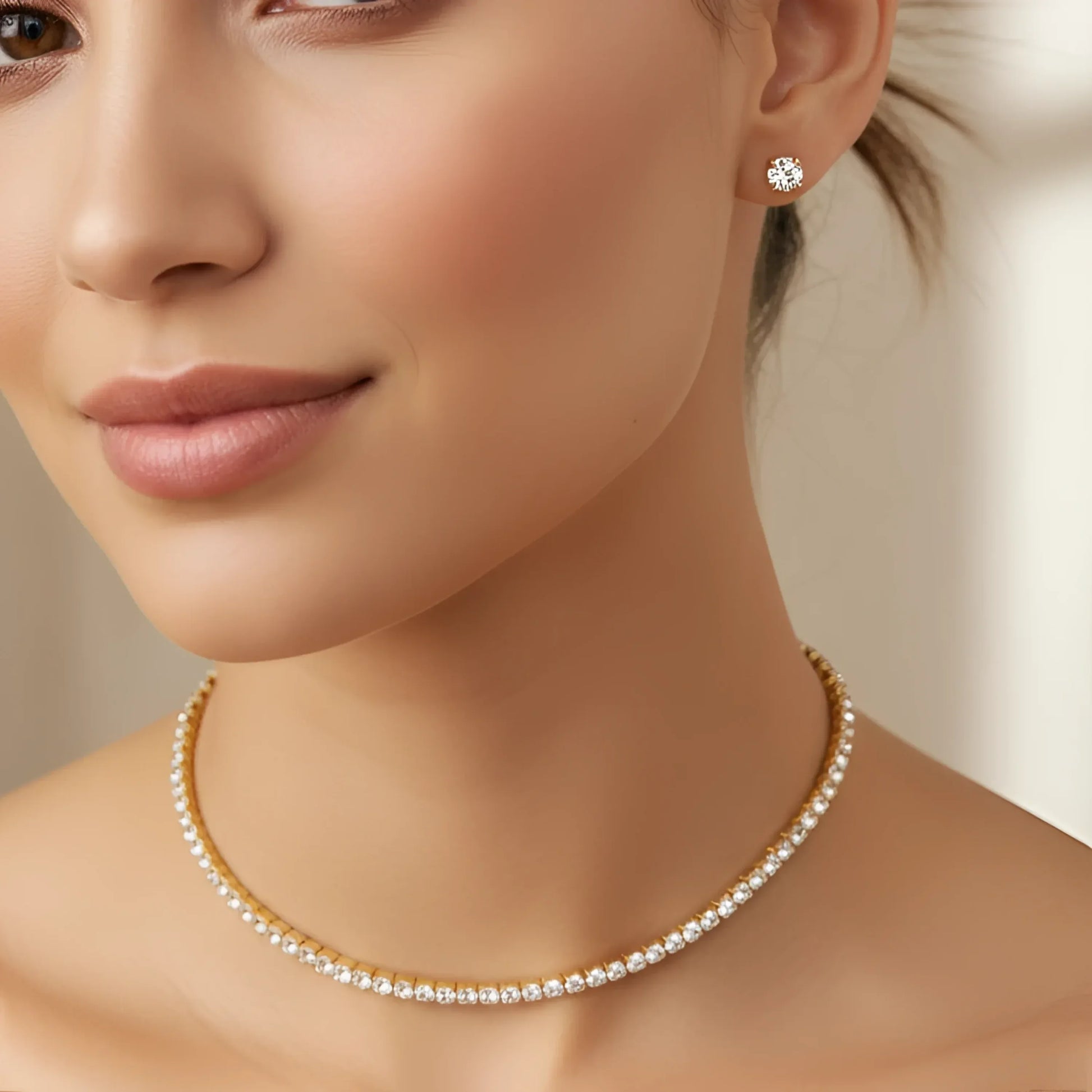 Stile Donna parure collana oro con pietre rotonde e orecchini a lobo coordinati – vista frontale