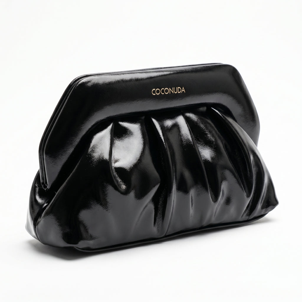 Pochette Coconuda nera ecopelle con cornice rigida e catena grumette dorata - vista angolata