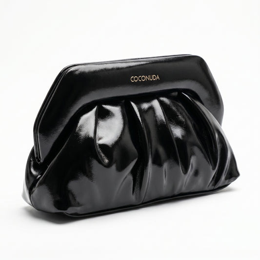 Pochette Coconuda nera ecopelle con cornice rigida e catena grumette dorata - vista angolata