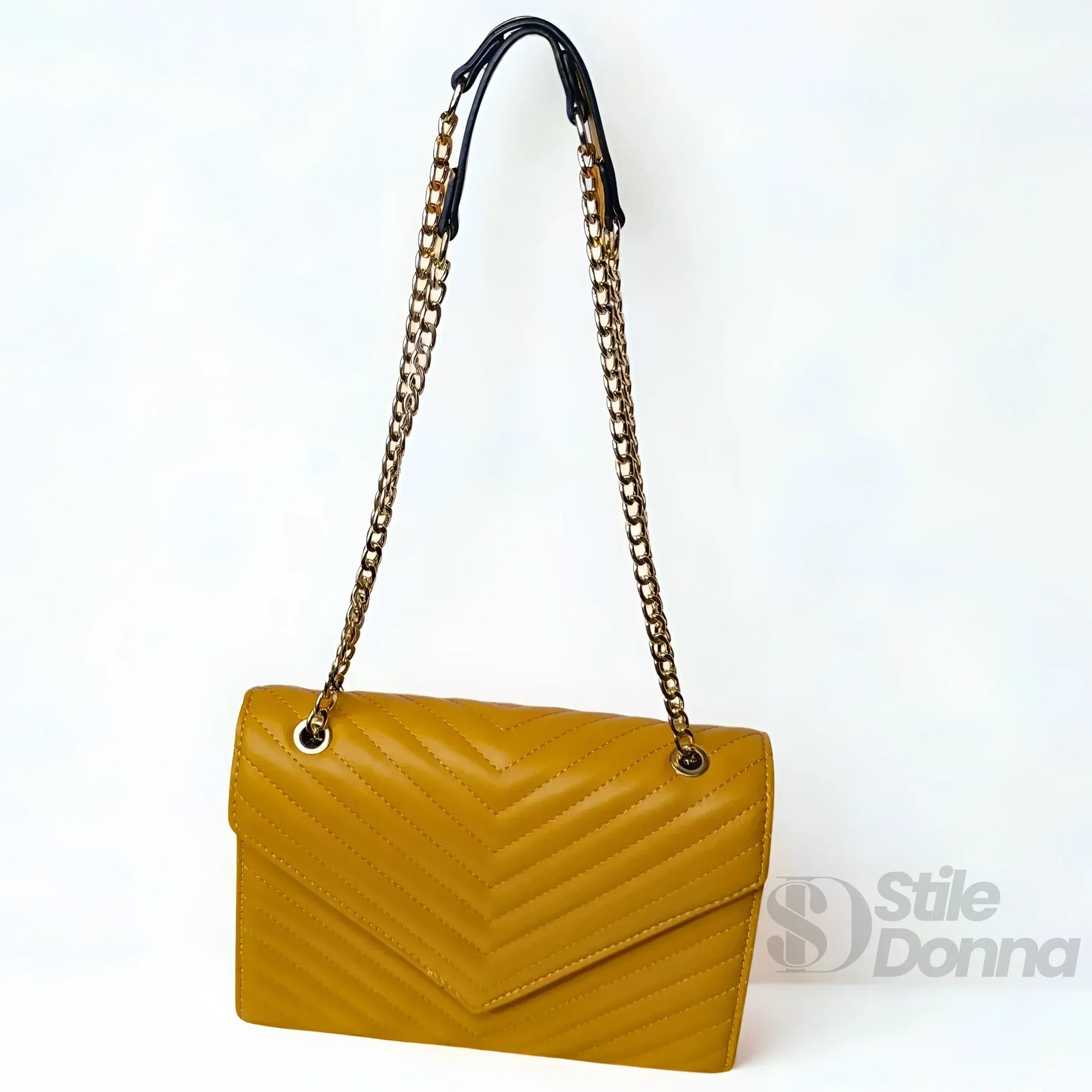 Stile Donna pochette ecopelle giallo senape con catena donna – borsa indossata