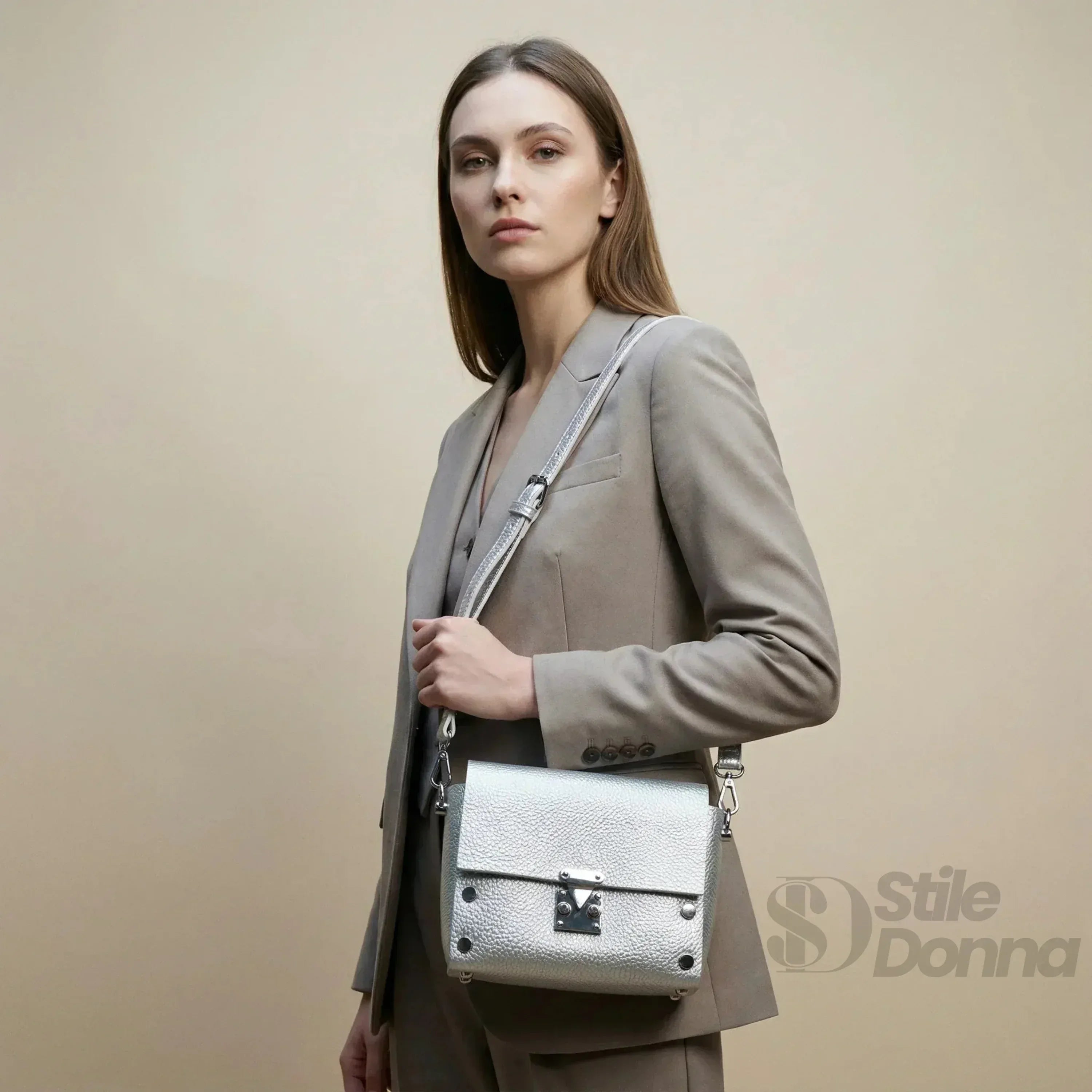 Stile Donna pochette a tracolla ecopelle nera con finiture argento – dettaglio esterno