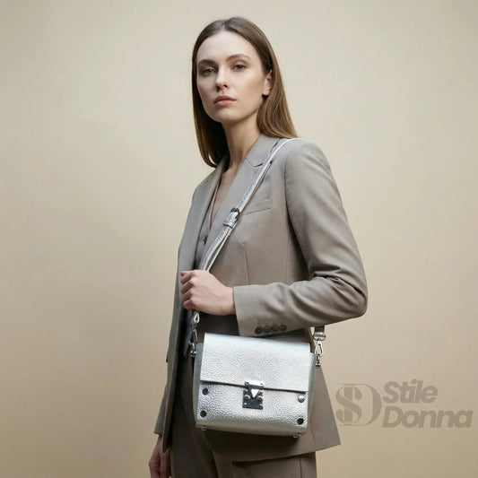 Stile Donna pochette a tracolla ecopelle nera con finiture argento – dettaglio esterno