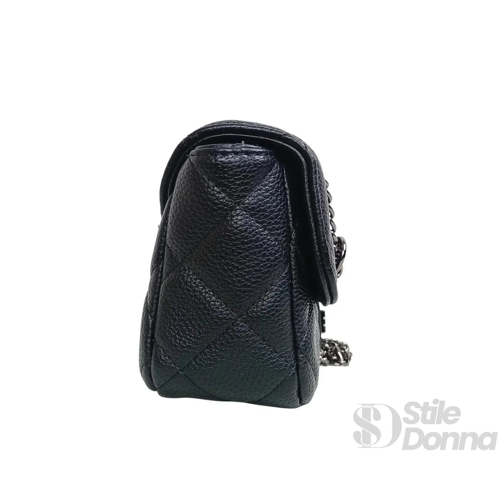 Stile Donna pouch clutch ecopelle con catena argento – dettaglio chiusura