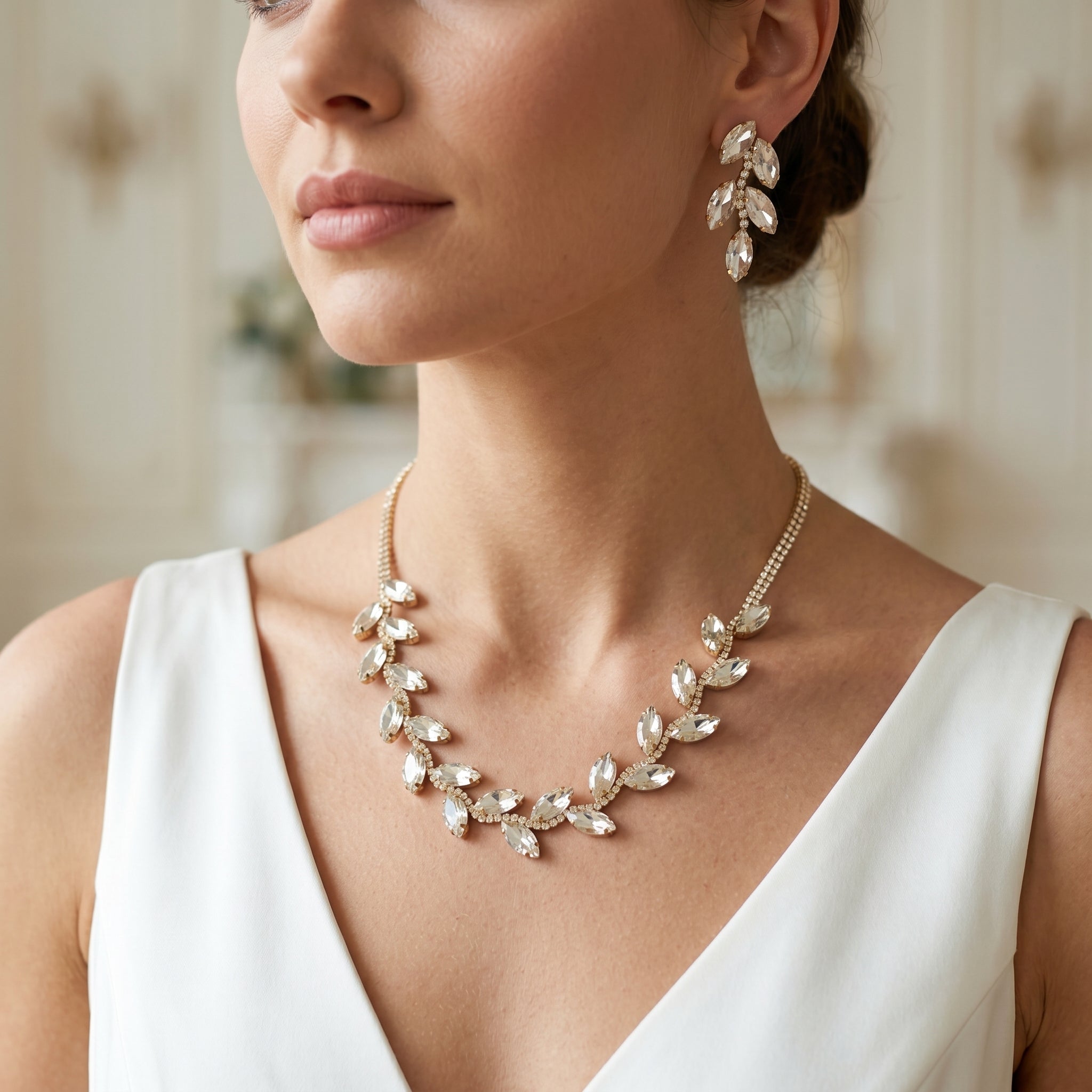 Stile Donna set collana e orecchini foglia d'oro con cristalli brillanti – vista frontale